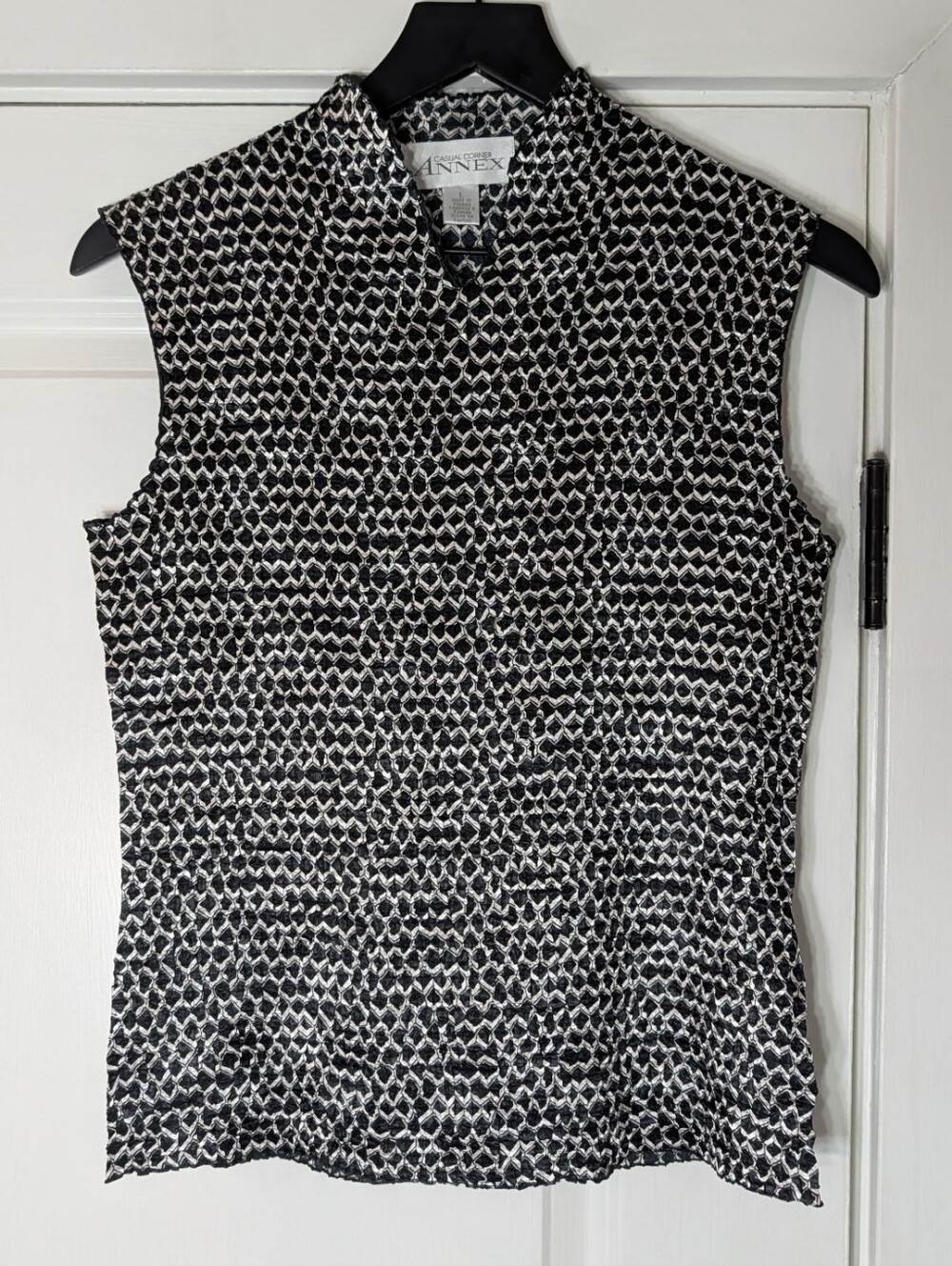 ANNEX Black & White Textured Printed Sleeveless Camisole Blouse